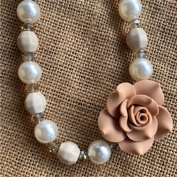 Vintage Inspired Cream Off White Chunky Floral Necklace Handmade w / Crystal - Picture 12 of 14